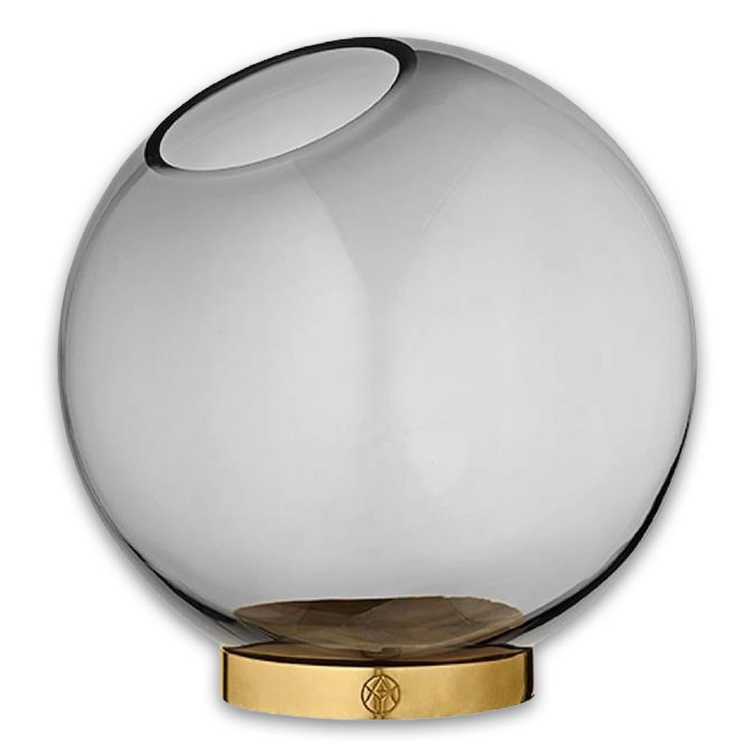 Globe Vase W. Stand Black / Gold - AYTM