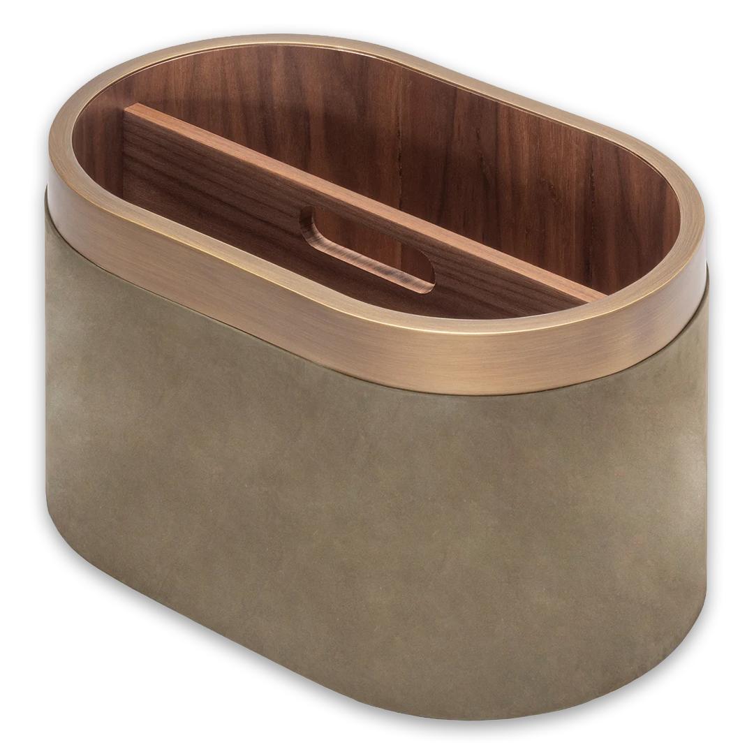 Riviere - Dama Magazine Holder
Nabuk Riviere: Khaki
Riviere -Dama - Fin Metalli: Antique Brass
Riviere -Dama - Fin Wood: Walnut
